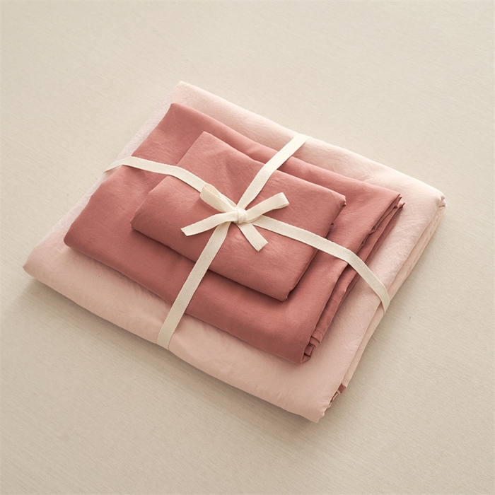 91家纺网 家纺一手货源 找家纺 卡迪熊家纺 2024新款ins风超柔褶皱亲肤磨毛水洗m四件套双拼系列 芭比粉红