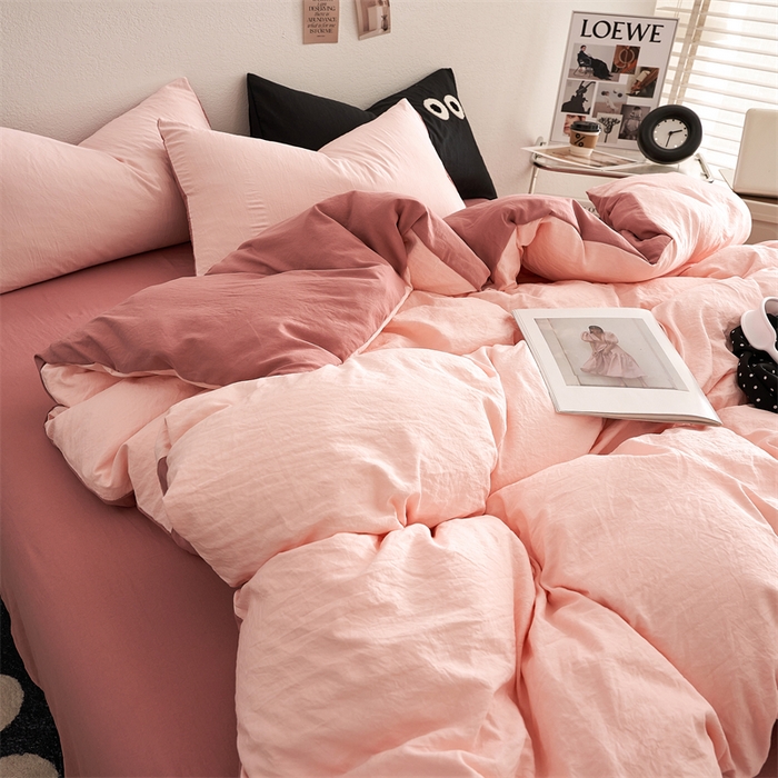 91家纺网 家纺一手货源 找家纺 卡迪熊家纺 2024新款ins风超柔褶皱亲肤磨毛水洗m四件套双拼系列 芭比粉红