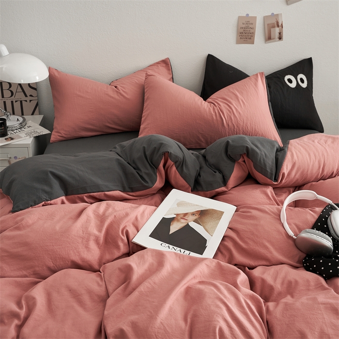 91家纺网 家纺一手货源 找家纺 卡迪熊家纺 2024新款ins风超柔褶皱亲肤磨毛水洗m四件套双拼系列 豆红深灰