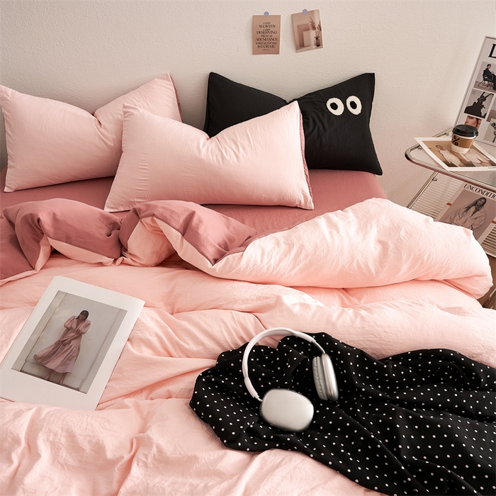 91家纺网 家纺一手货源 找家纺 卡迪熊家纺 2024新款ins风超柔褶皱亲肤磨毛水洗m四件套双拼系列 芭比粉红