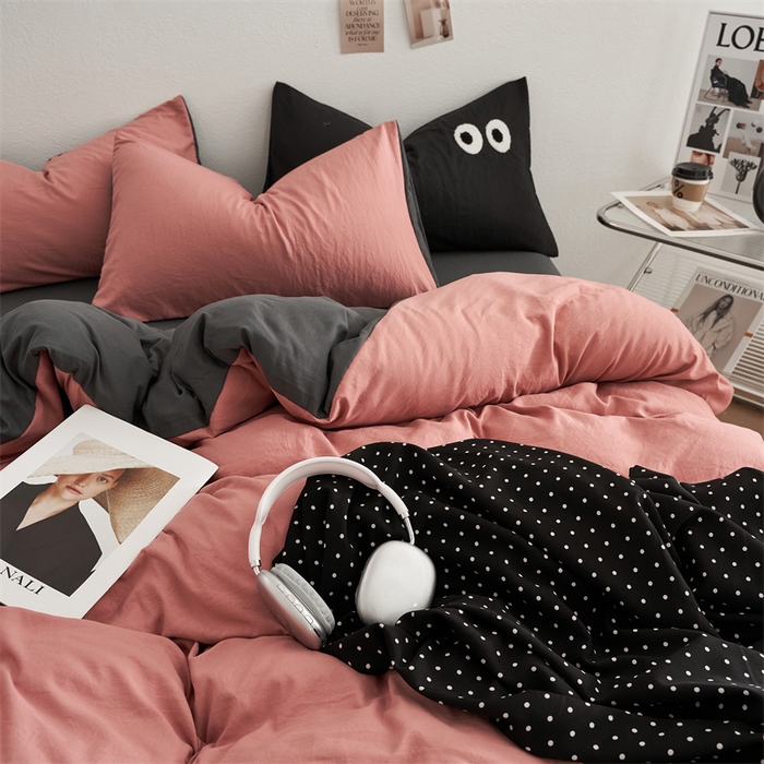 91家纺网 家纺一手货源 找家纺 卡迪熊家纺 2024新款ins风超柔褶皱亲肤磨毛水洗m四件套双拼系列 豆红深灰