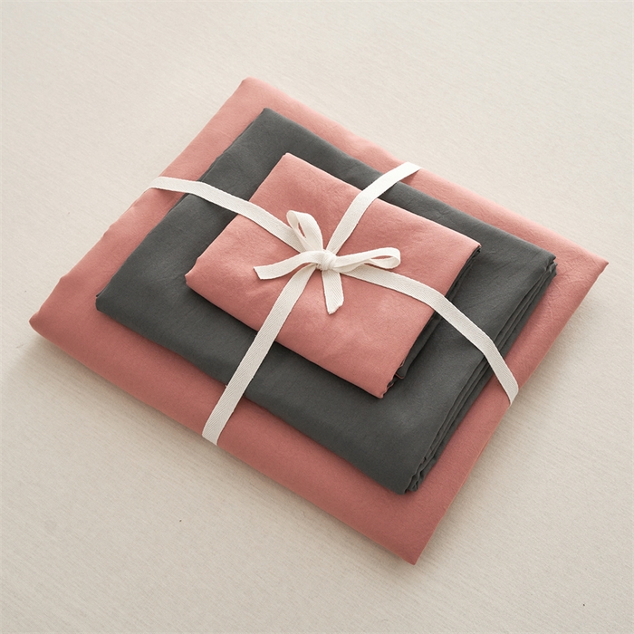 91家纺网 家纺一手货源 找家纺 卡迪熊家纺 2024新款ins风超柔褶皱亲肤磨毛水洗m四件套双拼系列 豆红深灰