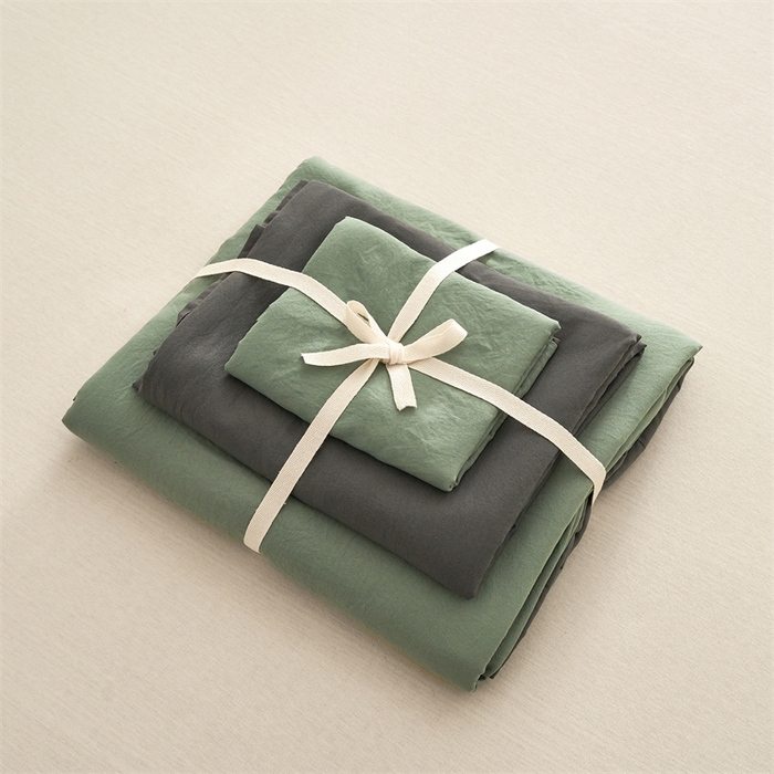 91家纺网 家纺一手货源 找家纺 卡迪熊家纺 2024新款ins风超柔褶皱亲肤磨毛水洗m四件套双拼系列 清新灰