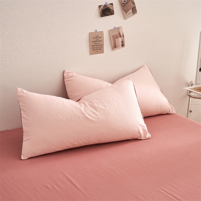 91家纺网 家纺一手货源 找家纺 卡迪熊家纺 2024新款ins风超柔褶皱亲肤磨毛水洗m四件套双拼系列 芭比粉红