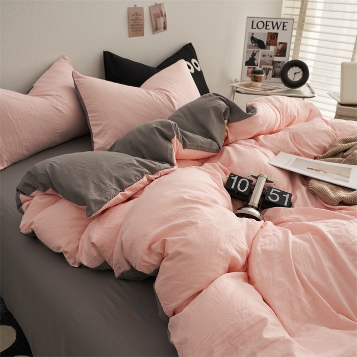 91家纺网 家纺一手货源 找家纺 卡迪熊家纺 2024新款ins风超柔褶皱亲肤磨毛水洗m四件套双拼系列 浅粉灰