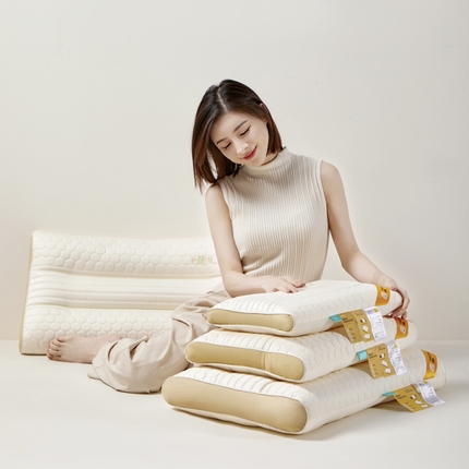 （总）麦肯锡 2024新款吐司亲子枕系列-乳胶护颈枕 模特图