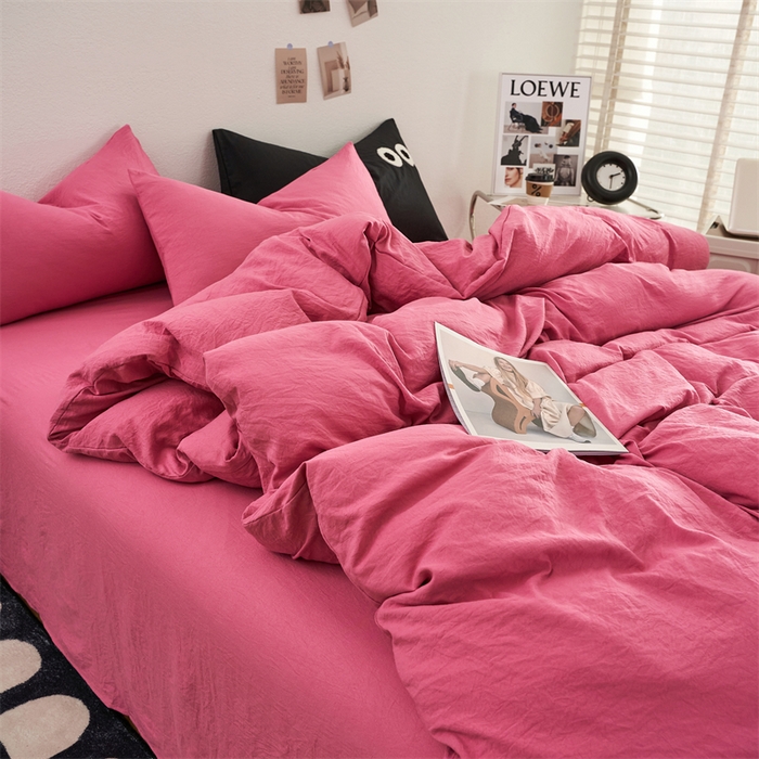 91家纺网 家纺一手货源 找家纺 卡迪熊家纺 2024新款ins风超柔褶皱亲肤磨毛水洗m四件套纯色系列 卡迪玫红