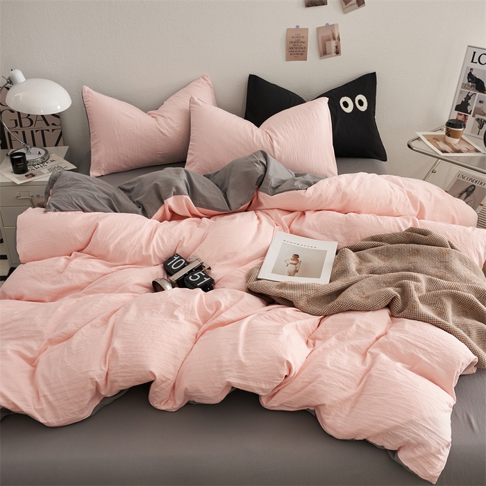 91家纺网 家纺一手货源 找家纺 卡迪熊家纺 2024新款ins风超柔褶皱亲肤磨毛水洗m四件套双拼系列 浅粉灰