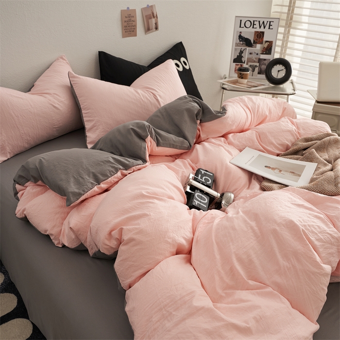 91家纺网 家纺一手货源 找家纺 卡迪熊家纺 2024新款ins风超柔褶皱亲肤磨毛水洗m四件套双拼系列 浅粉灰