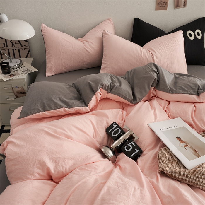 91家纺网 家纺一手货源 找家纺 卡迪熊家纺 2024新款ins风超柔褶皱亲肤磨毛水洗m四件套双拼系列 浅粉灰