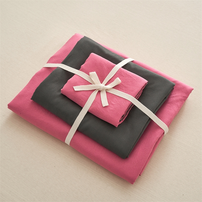 91家纺网 家纺一手货源 找家纺 卡迪熊家纺 2024新款ins风超柔褶皱亲肤磨毛水洗m四件套双拼系列 玫红深灰