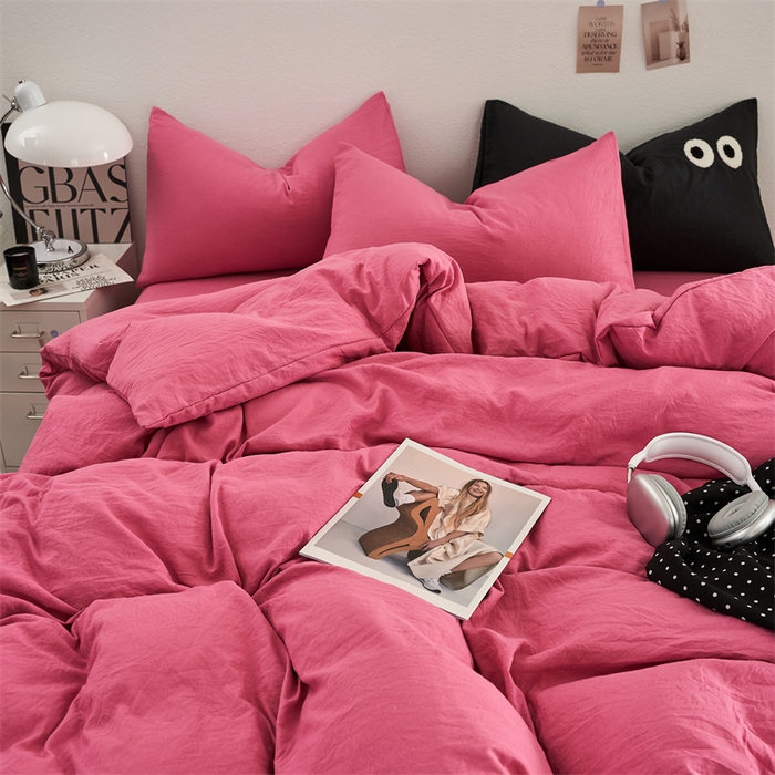 91家纺网 家纺一手货源 找家纺 卡迪熊家纺 2024新款ins风超柔褶皱亲肤磨毛水洗m四件套纯色系列 卡迪玫红