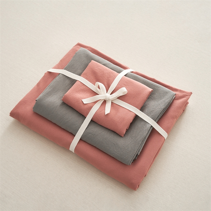 91家纺网 家纺一手货源 找家纺 卡迪熊家纺 2024新款ins风超柔褶皱亲肤磨毛水洗m四件套双拼系列 豆红浅灰