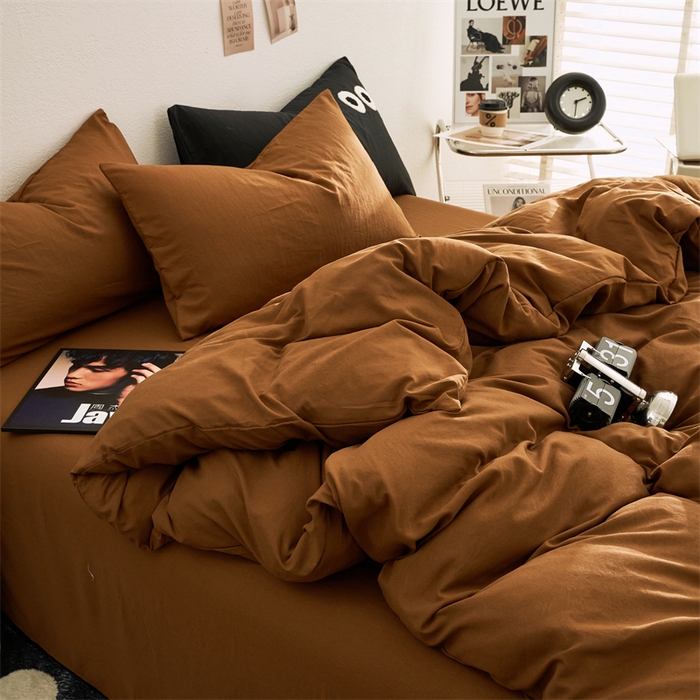 91家纺网 家纺一手货源 找家纺 卡迪熊家纺 2024新款ins风超柔褶皱亲肤磨毛水洗m四件套纯色系列 焦糖