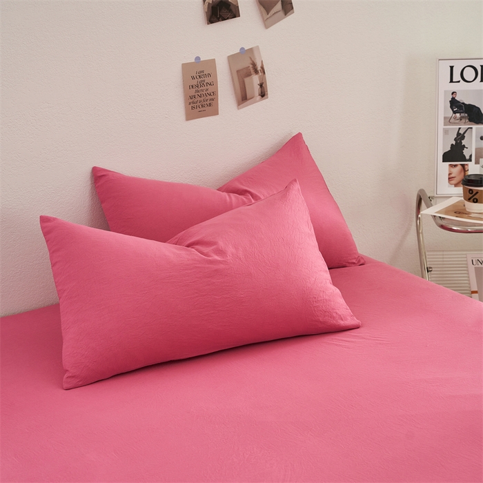 91家纺网 家纺一手货源 找家纺 卡迪熊家纺 2024新款ins风超柔褶皱亲肤磨毛水洗m四件套纯色系列 卡迪玫红