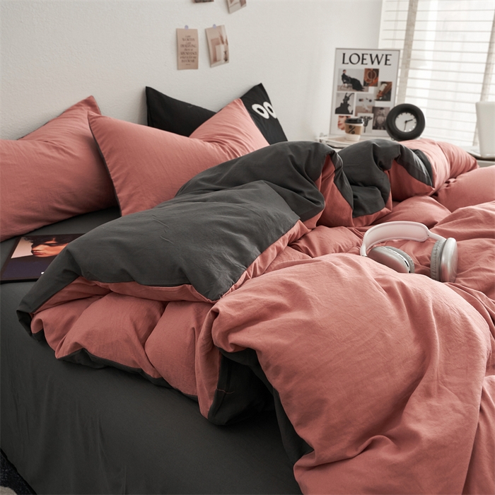 91家纺网 家纺一手货源 找家纺 卡迪熊家纺 2024新款ins风超柔褶皱亲肤磨毛水洗m四件套双拼系列 豆红深灰