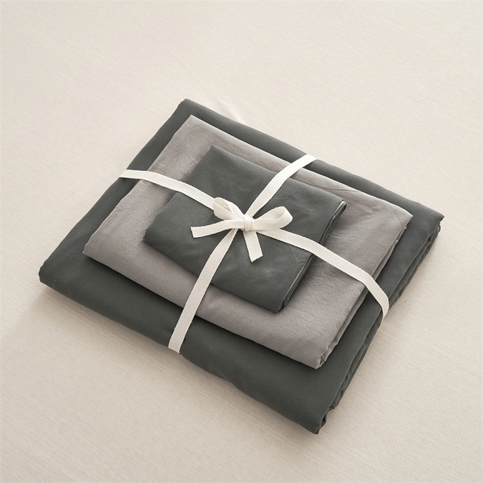 91家纺网 家纺一手货源 找家纺 卡迪熊家纺 2024新款ins风超柔褶皱亲肤磨毛水洗m四件套双拼系列 深浅灰