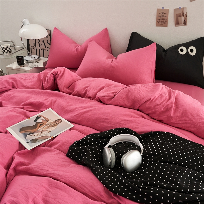 91家纺网 家纺一手货源 找家纺 卡迪熊家纺 2024新款ins风超柔褶皱亲肤磨毛水洗m四件套纯色系列 卡迪玫红