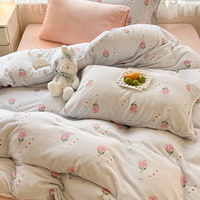 91家纺网 家纺一手货源 找家纺 昔可家纺 2023新款混搭牛奶绒四件套 蓝色甜美玫瑰