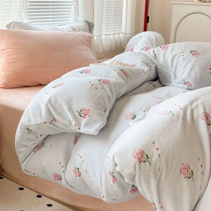 91家纺网 家纺一手货源 找家纺 昔可家纺 2023新款混搭牛奶绒四件套 蓝色甜美玫瑰