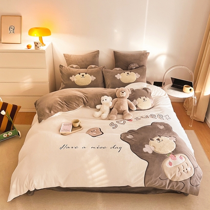 91家纺网 家纺一手货源 找家纺 （总）慕希 2024新款高克重牛奶绒贴布绣四件套--草莓熊