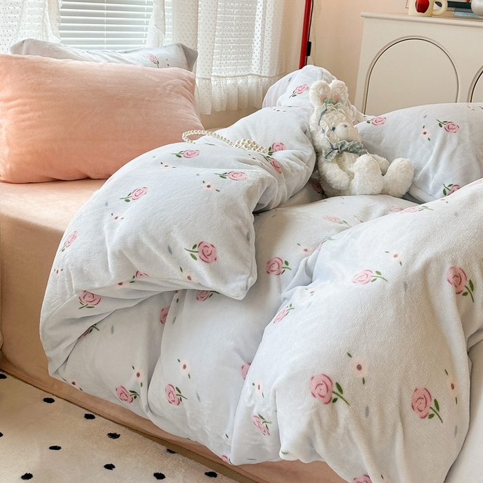 91家纺网 家纺一手货源 找家纺 昔可家纺 2023新款混搭牛奶绒四件套 蓝色甜美玫瑰