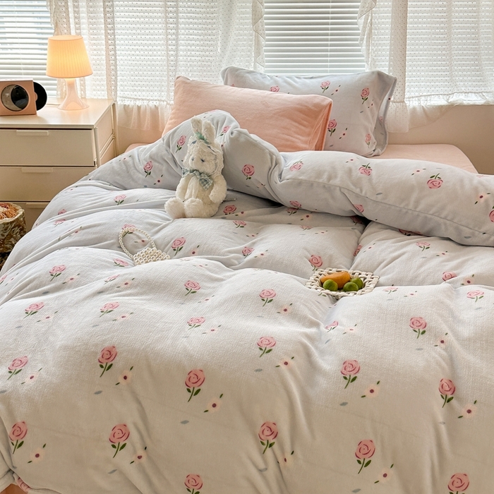 91家纺网 家纺一手货源 找家纺 昔可家纺 2023新款混搭牛奶绒四件套 蓝色甜美玫瑰