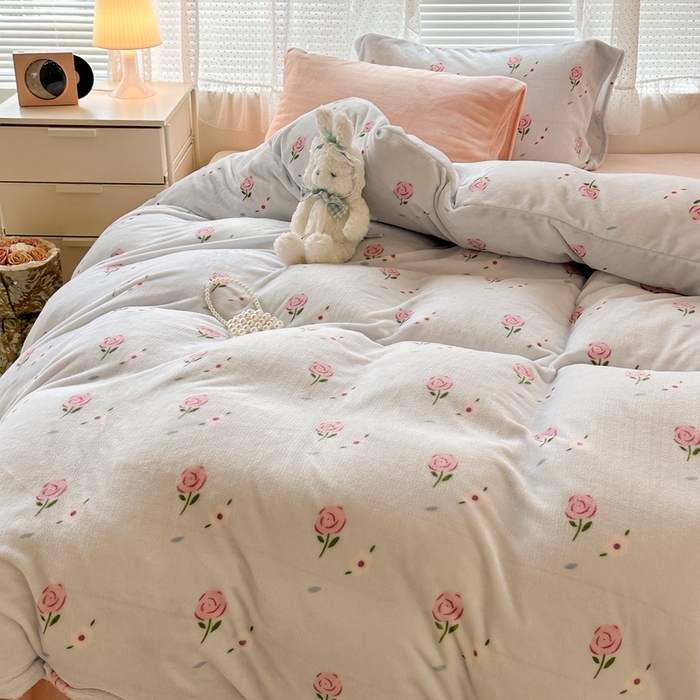 91家纺网 家纺一手货源 找家纺 昔可家纺 2023新款混搭牛奶绒四件套 蓝色甜美玫瑰