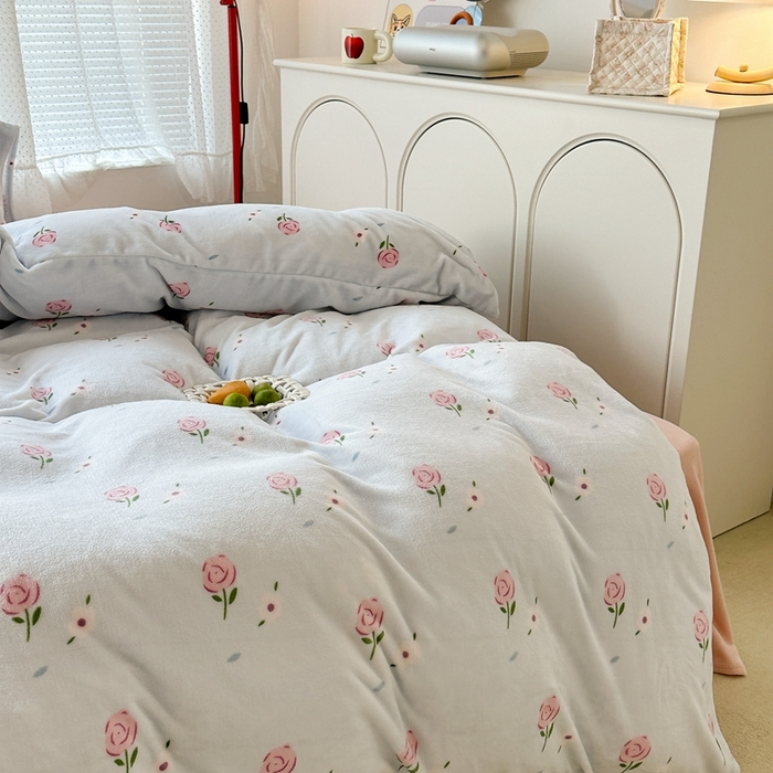 91家纺网 家纺一手货源 找家纺 昔可家纺 2023新款混搭牛奶绒四件套 蓝色甜美玫瑰