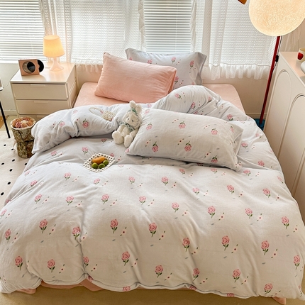 91家纺网 家纺一手货源 找家纺 昔可家纺 2023新款混搭牛奶绒四件套 蓝色甜美玫瑰