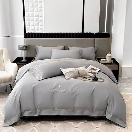 91家纺网 家纺一手货源 找家纺 （总）宇彬家纺 2024直播热爆新款13374全棉母婴级压线一字绣纯色刺绣四件套全棉贡缎新疆长绒字母款轻奢床上用品