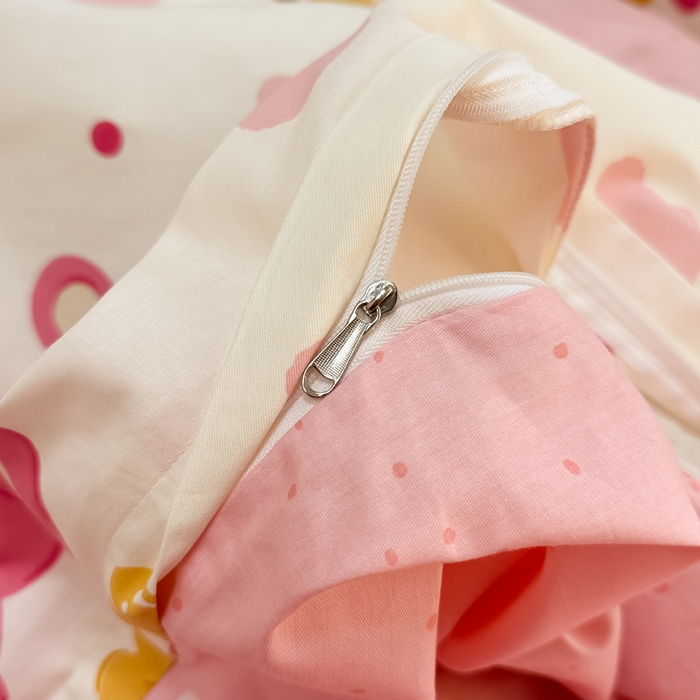 91家纺网 家纺一手货源 找家纺 小懒猪 2024春夏新款全棉卡通印花四件套 开心草莓熊