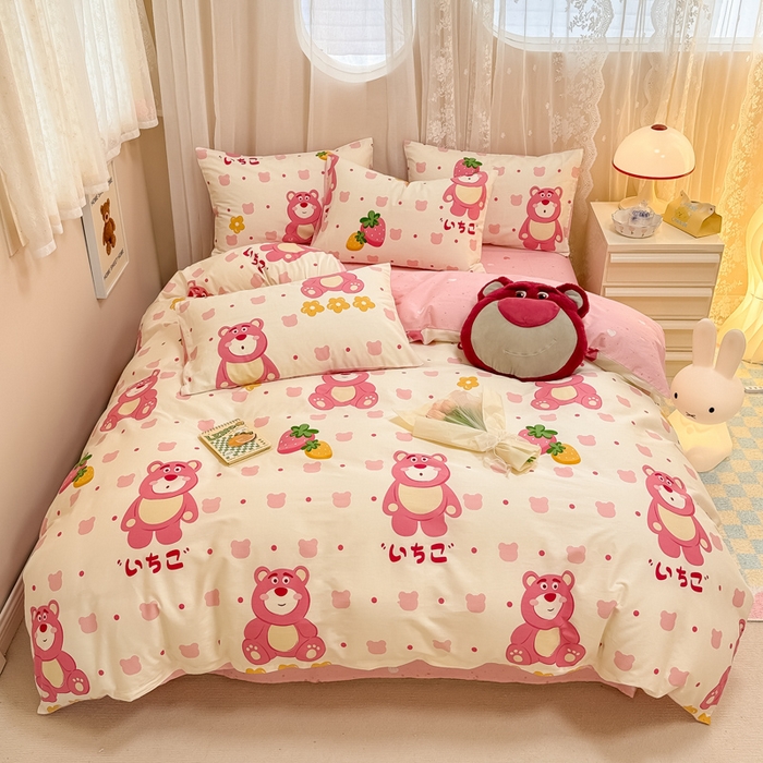 91家纺网 家纺一手货源 找家纺 小懒猪 2024春夏新款全棉卡通印花四件套 开心草莓熊