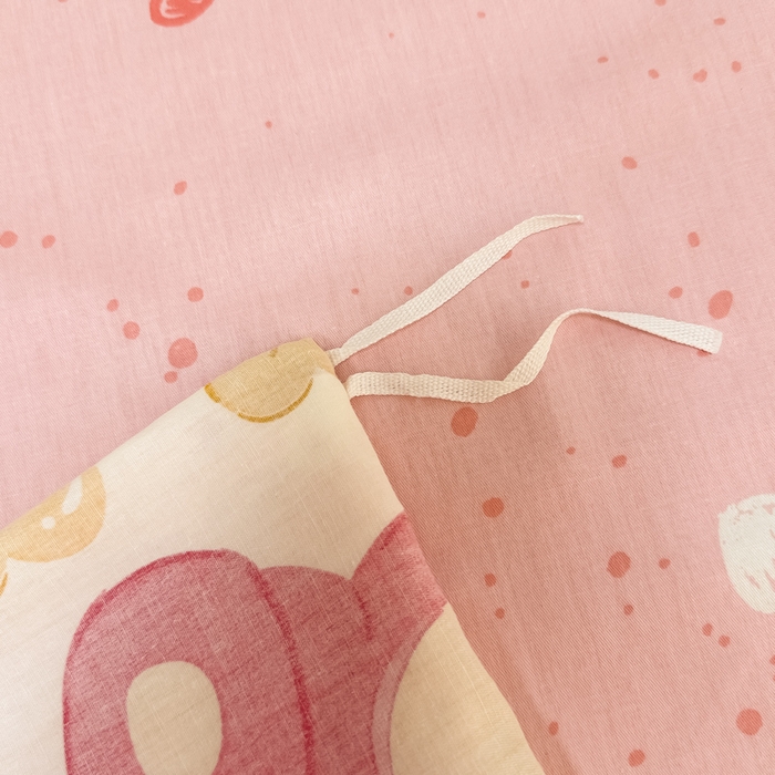 91家纺网 家纺一手货源 找家纺 小懒猪 2024春夏新款全棉卡通印花四件套 开心草莓熊