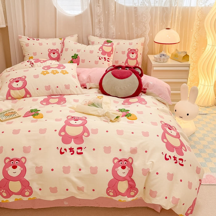 91家纺网 家纺一手货源 找家纺 小懒猪 2024春夏新款全棉卡通印花四件套 开心草莓熊