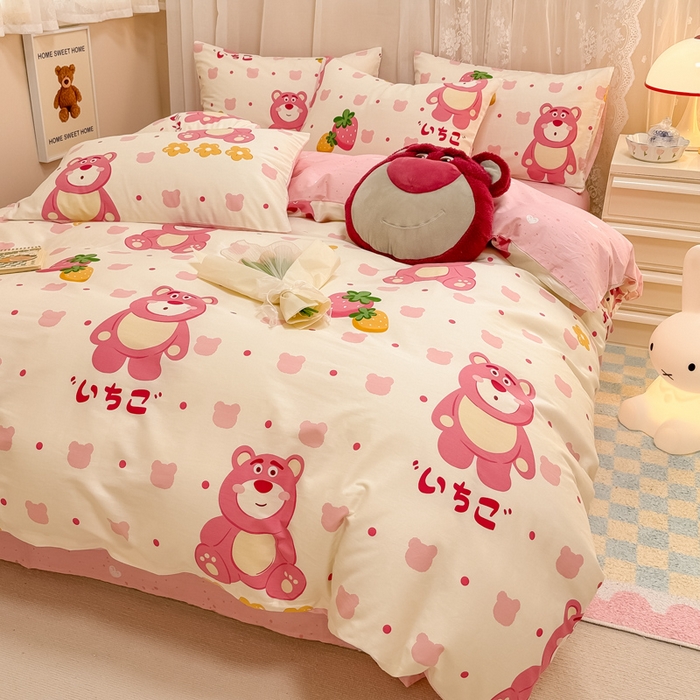 91家纺网 家纺一手货源 找家纺 小懒猪 2024春夏新款全棉卡通印花四件套 开心草莓熊