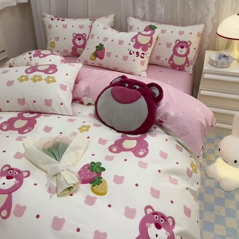 91家纺网 家纺一手货源 找家纺 小懒猪 2024春夏新款全棉卡通印花四件套 开心草莓熊