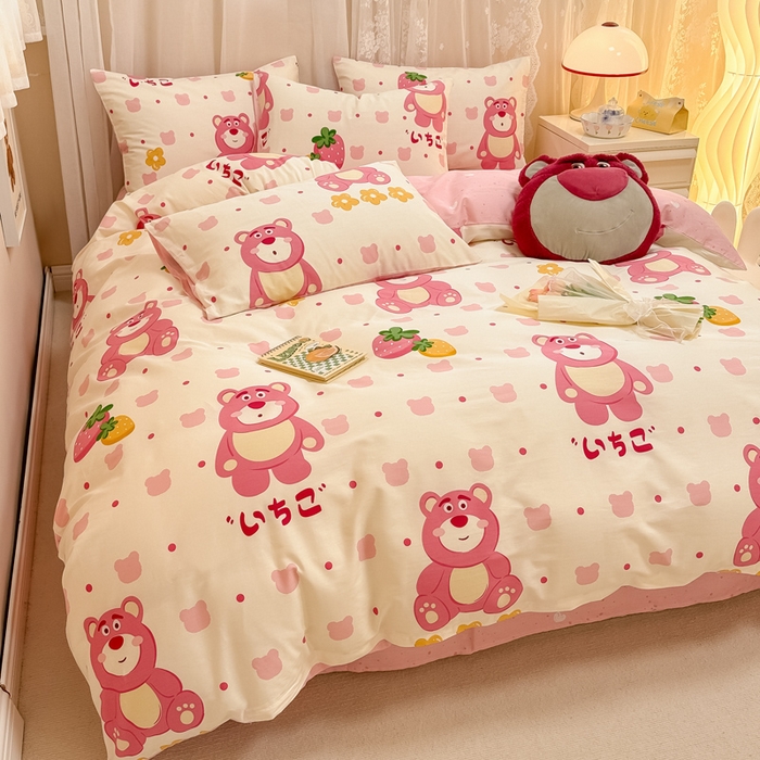 91家纺网 家纺一手货源 找家纺 小懒猪 2024春夏新款全棉卡通印花四件套 开心草莓熊