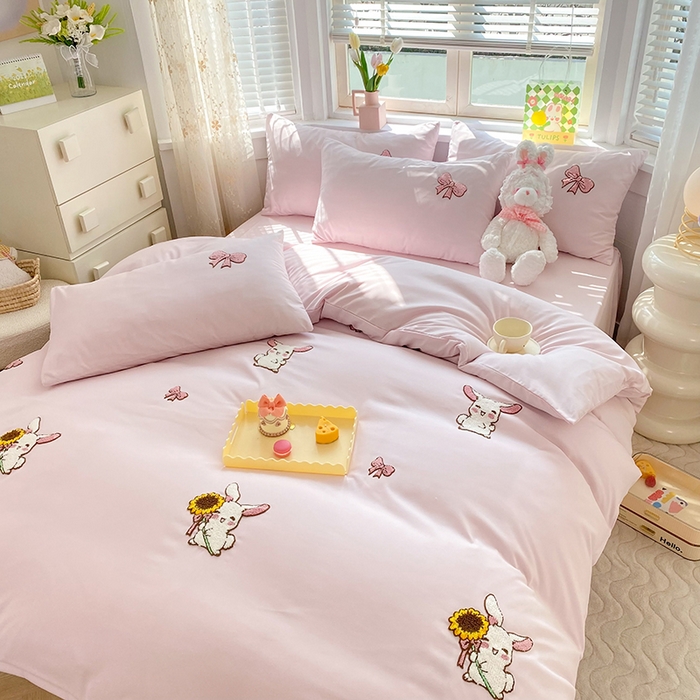 91家纺网 家纺一手货源 找家纺 欧冠家纺 2024春夏新品专版韩版四季款水洗棉毛巾绣四件套 兔宝贝-粉