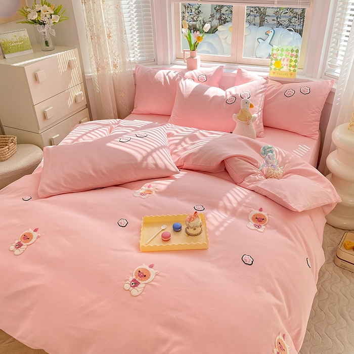 91家纺网 家纺一手货源 找家纺 欧冠家纺 2024春夏新品专版韩版四季款水洗棉毛巾绣四件套 奶茶宝宝