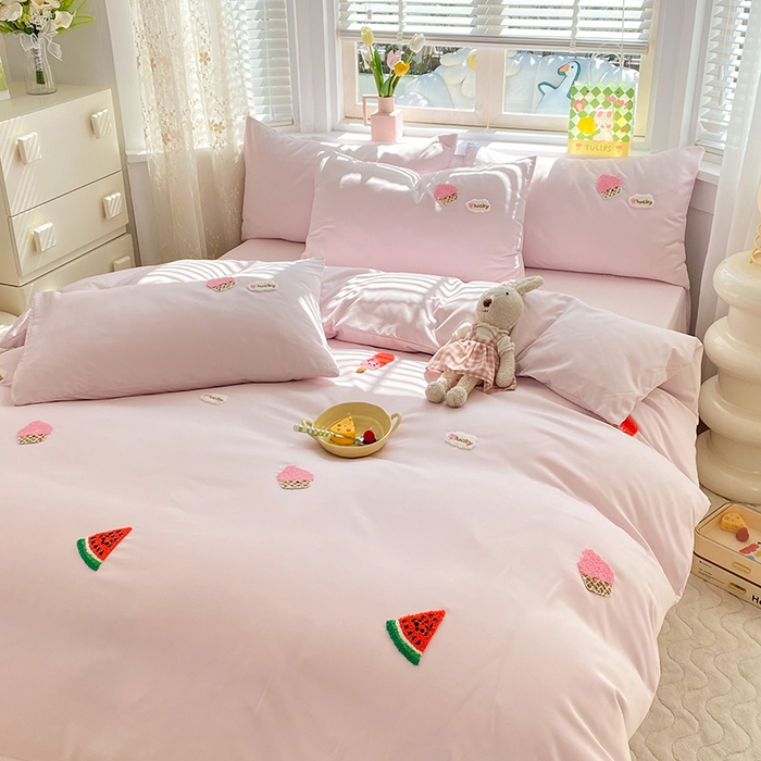 91家纺网 家纺一手货源 找家纺 欧冠家纺 2024春夏新品专版韩版四季款水洗棉毛巾绣四件套 西瓜