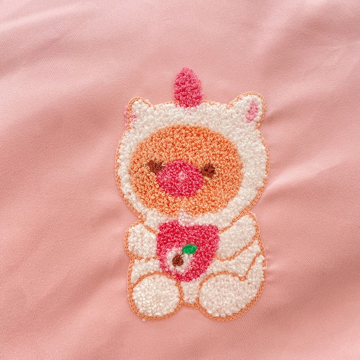 91家纺网 家纺一手货源 找家纺 欧冠家纺 2024春夏新品专版韩版四季款水洗棉毛巾绣四件套 奶茶宝宝