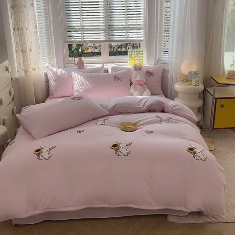91家纺网 家纺一手货源 找家纺 欧冠家纺 2024春夏新品专版韩版四季款水洗棉毛巾绣四件套 兔宝贝-粉