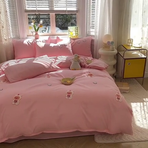 91家纺网 家纺一手货源 找家纺 欧冠家纺 2024春夏新品专版韩版四季款水洗棉毛巾绣四件套 奶茶宝宝