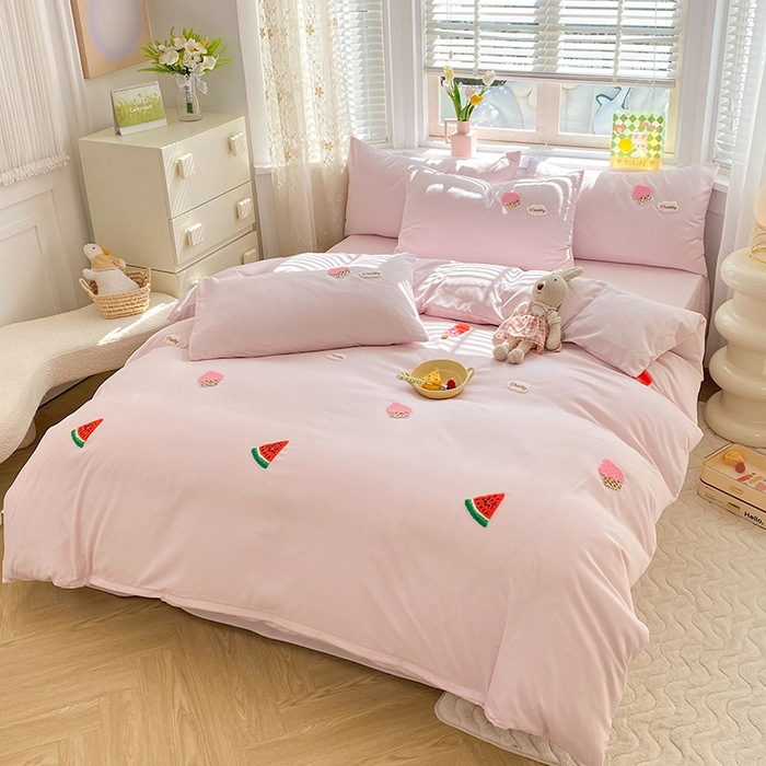 91家纺网 家纺一手货源 找家纺 欧冠家纺 2024春夏新品专版韩版四季款水洗棉毛巾绣四件套 西瓜