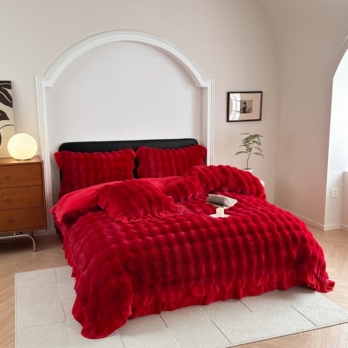 91家纺网 家纺一手货源 找家纺 （总）淑女公社家纺 2024新款580克高克重仿皮草獭兔毛绒大泡泡四件套牛奶绒床裙款