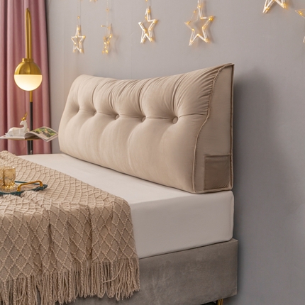 91家纺网 家纺一手货源 找家纺 碧尔家居 2025新款荷兰绒弯型三角床头靠垫软包榻榻米大靠背 奶咖