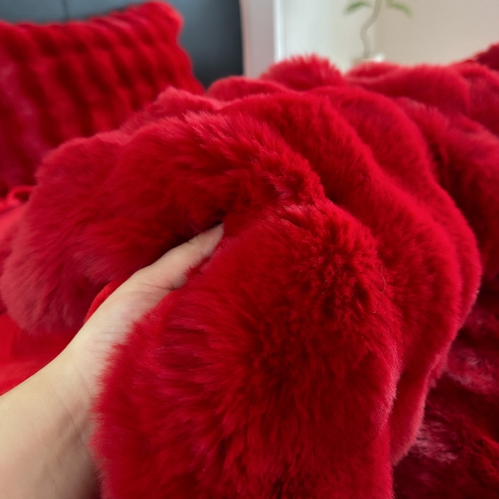 91家纺网 家纺一手货源 找家纺 （总）淑女公社家纺 2024新款580克高克重仿皮草獭兔毛绒大泡泡四件套牛奶绒床裙款