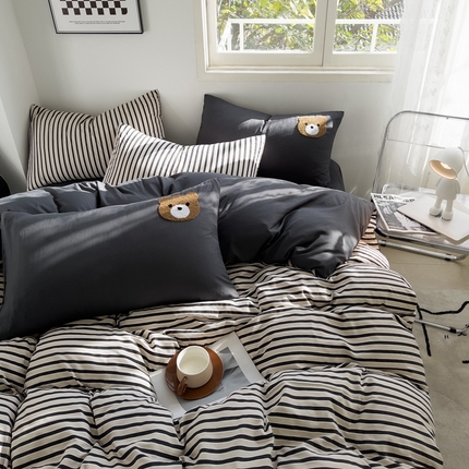 91家纺网 家纺一手货源 找家纺 梦嘉居 2024新款   直播热款A类ins风超柔亲肤磨毛水洗棉条纹毛巾绣被套，床笠，三件套四件套 黑条+炭灰