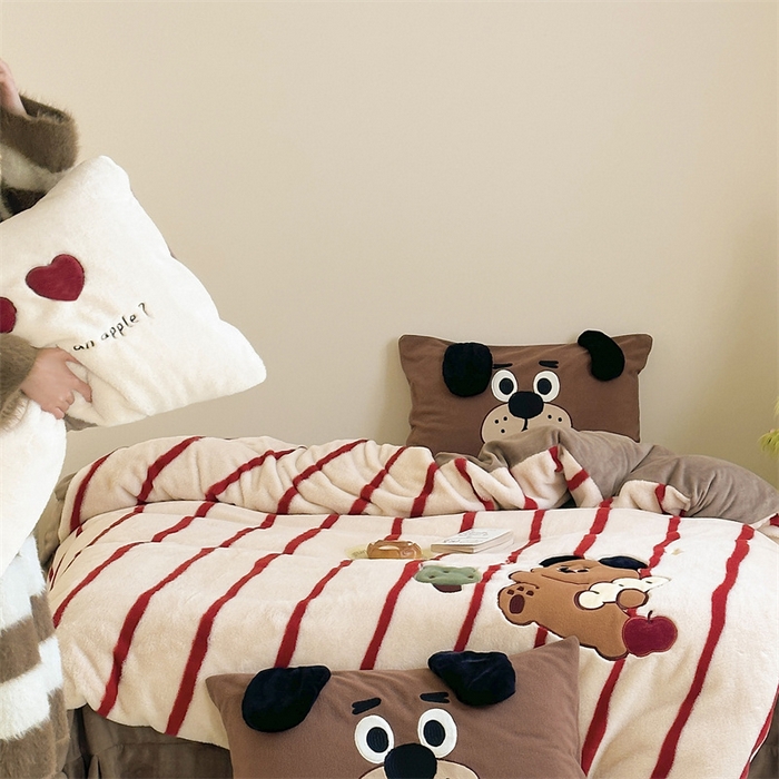 91家纺网 家纺一手货源 找家纺 爱丽丝 2024新款兔兔绒贴布绣牛奶绒四件套 面包熊